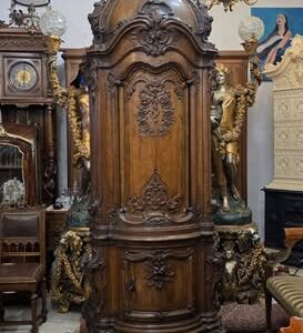 Monumentalna dębowa gablota obrotowa z Flandrii z XVIII wieku o wysokości 285 cm