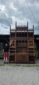 Monumentalny XIX-wieczny neogotycki kredens zamkowy z litego orzecha wysokość 430 cm z Château de la Chaise Saint-Éloi
