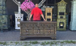 Monumentalna rzeźbiona skrzynia neogotycka XIX wiek z maswerkami i kuta oprawą